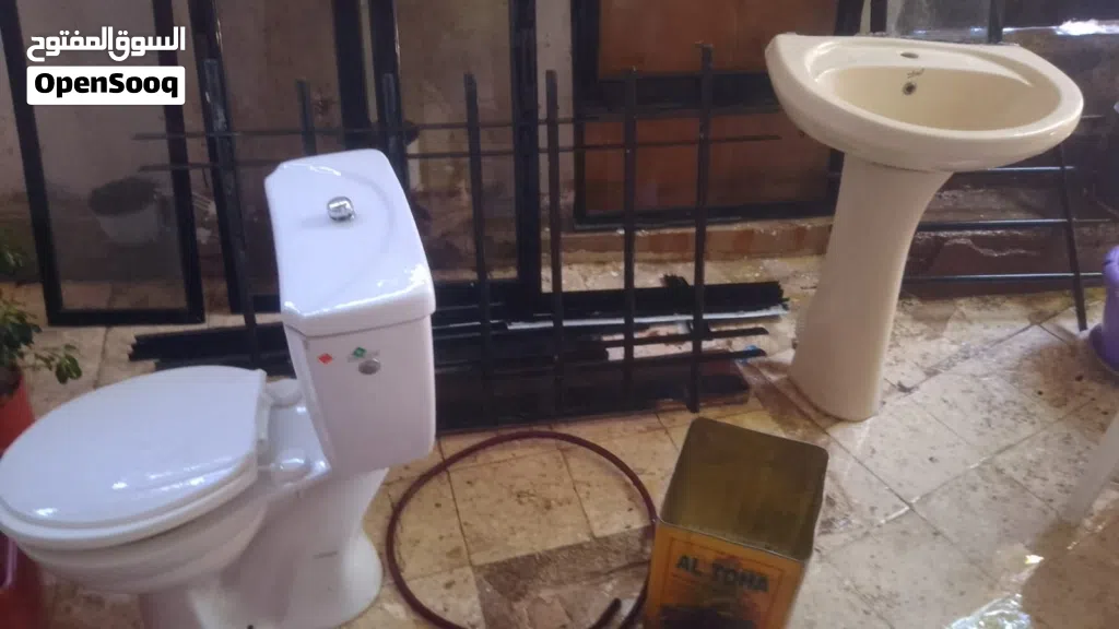 شبابيك ومرحاض ومغسله وحمايه للبيع كامل