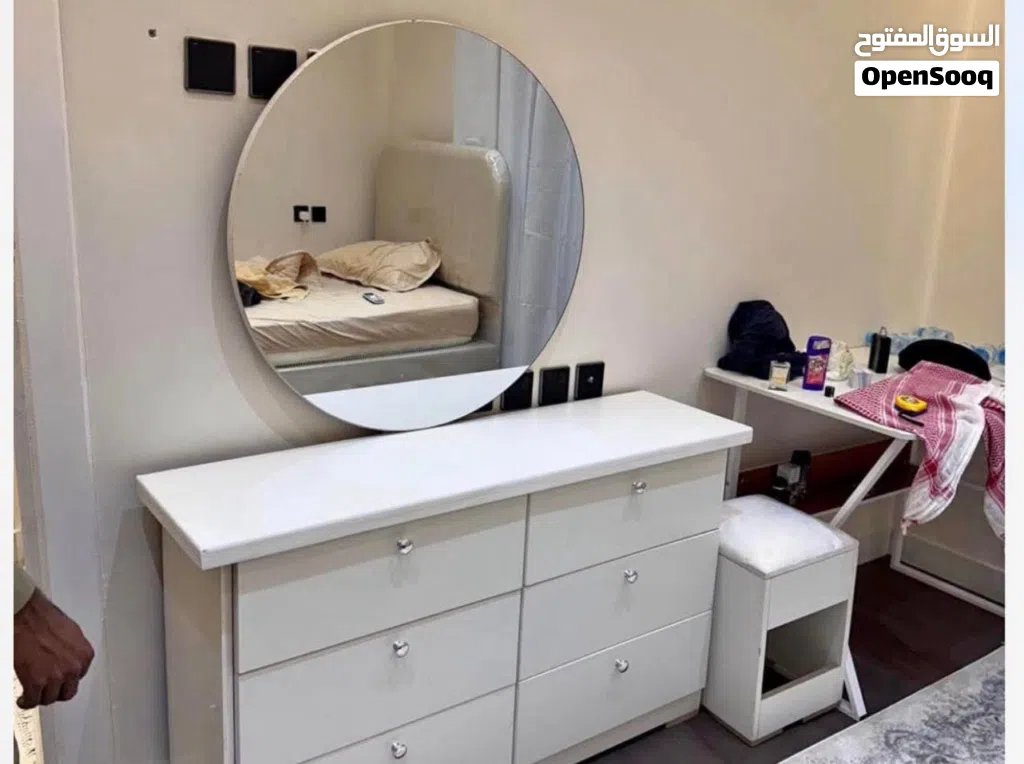تسريحة مع مرآة ومقعد