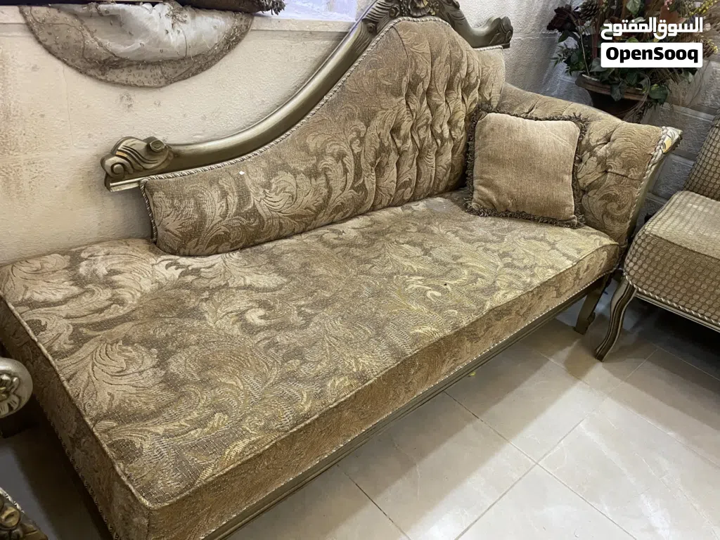 طقم كنب 11مقعد مع طاوله زجاج كبيرة وطاولتان جانبيات خشب نوعيه ممتازة نضيف جدا