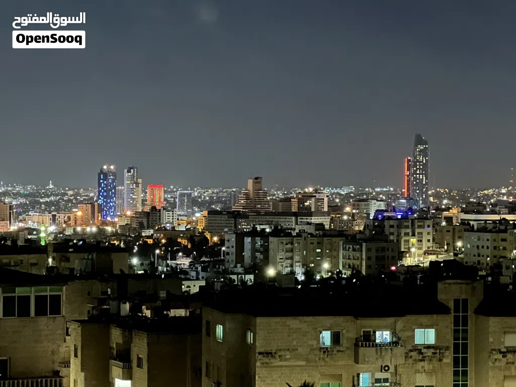 شقة ارضية 3 غرف نوم 1 ماستر و صالون و معيشه و مطبخ مساحة 244 متر و ترس أمامي و برنده خلفية من المالك