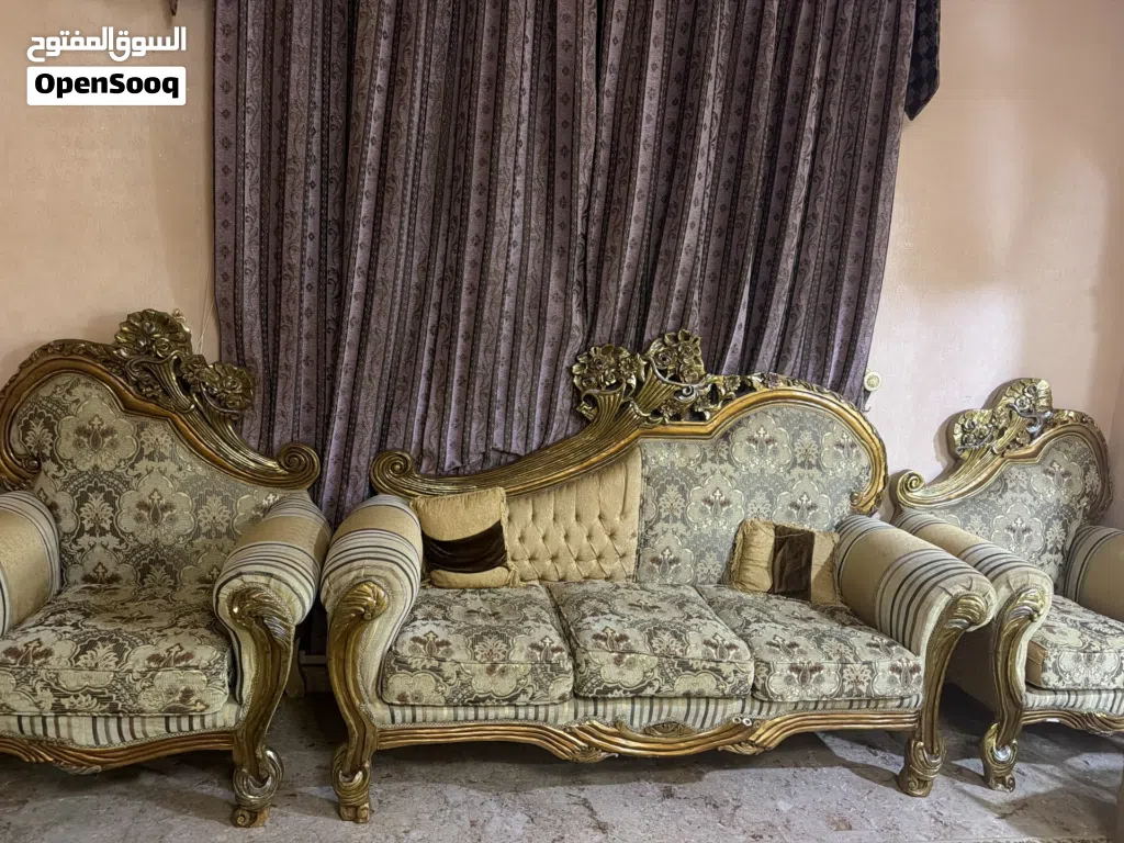 اثاث مصري للمجلس للبيع طقمين الطقم الذهبي ل 18 شخص والطقم الاحمر ل 11 شخص وايضاً توجد3 طاولات سيرامي