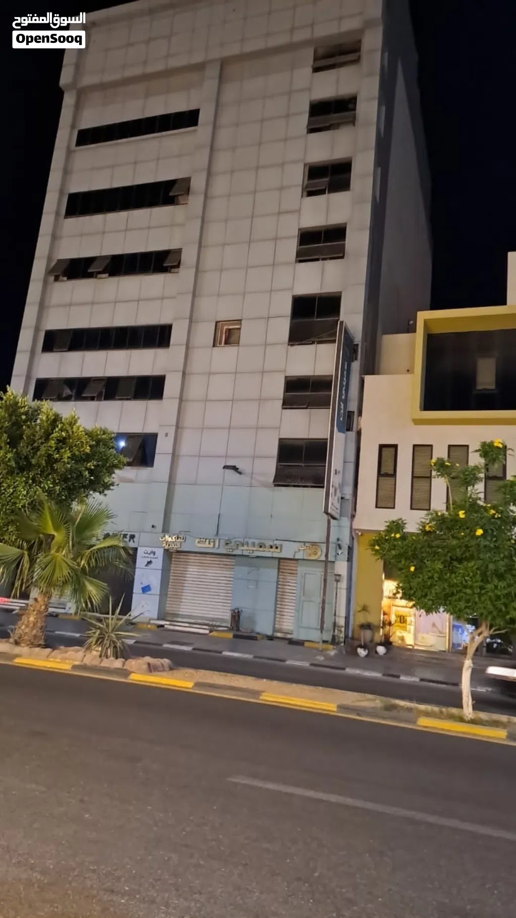 مبنى تجاري للبيع
