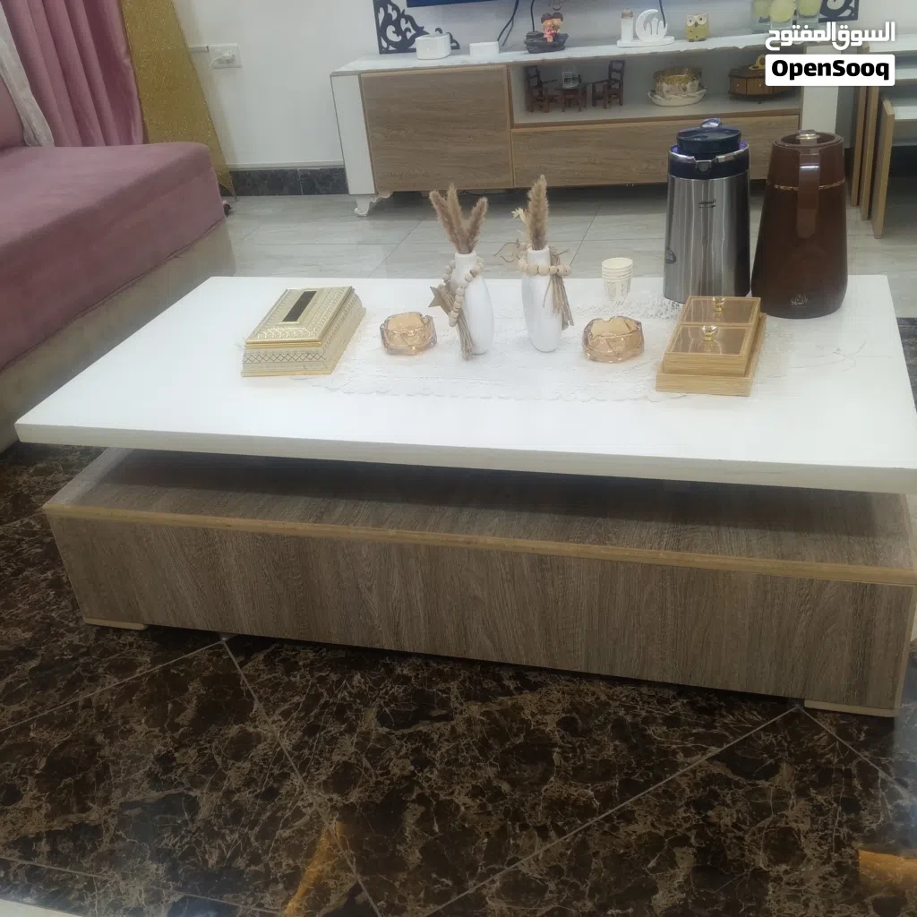 ديكور شاشه وطاولة وسط مع طربيزات سيرفس