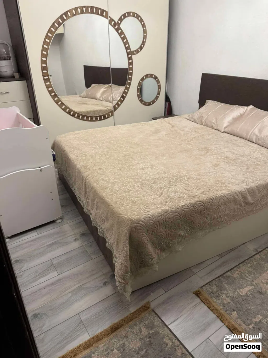 شقه للبيع في البركه دارين ومطبخ وحمام