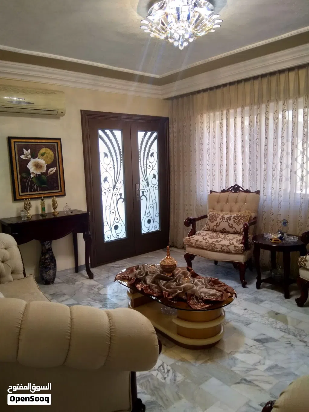 بيت ارضي مجدد بالكامل. يحتوي على منزل ملحق غرفة وصالة منفصل تماما عن المنزل الرئيسي.