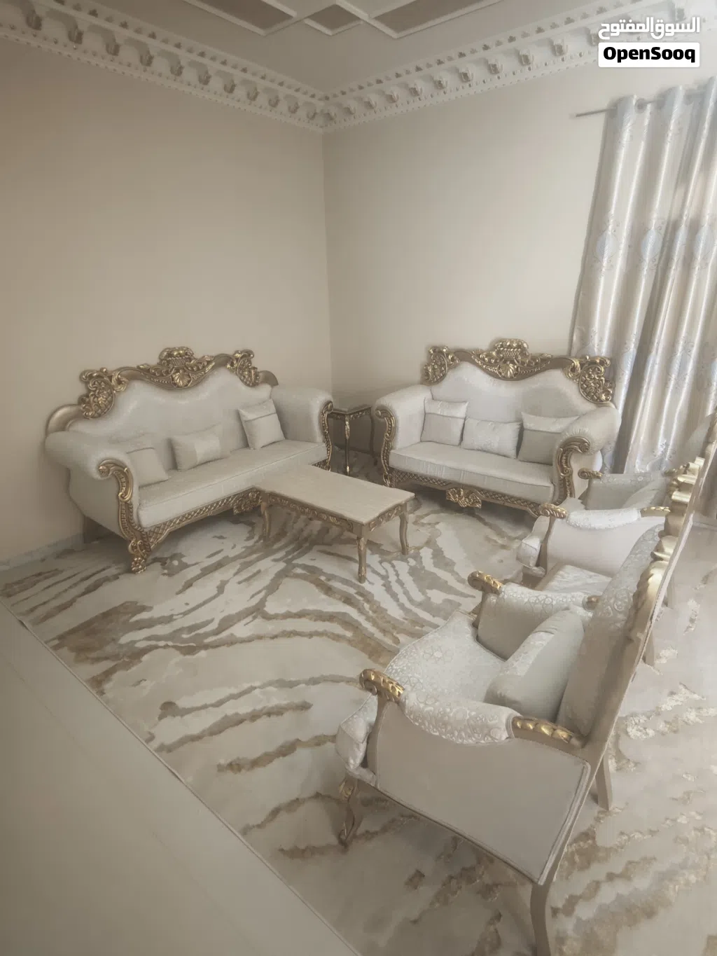 طقم كنب صالون مصري مذهب فخم جداً مع بوفيه (بحالة كالجديد)