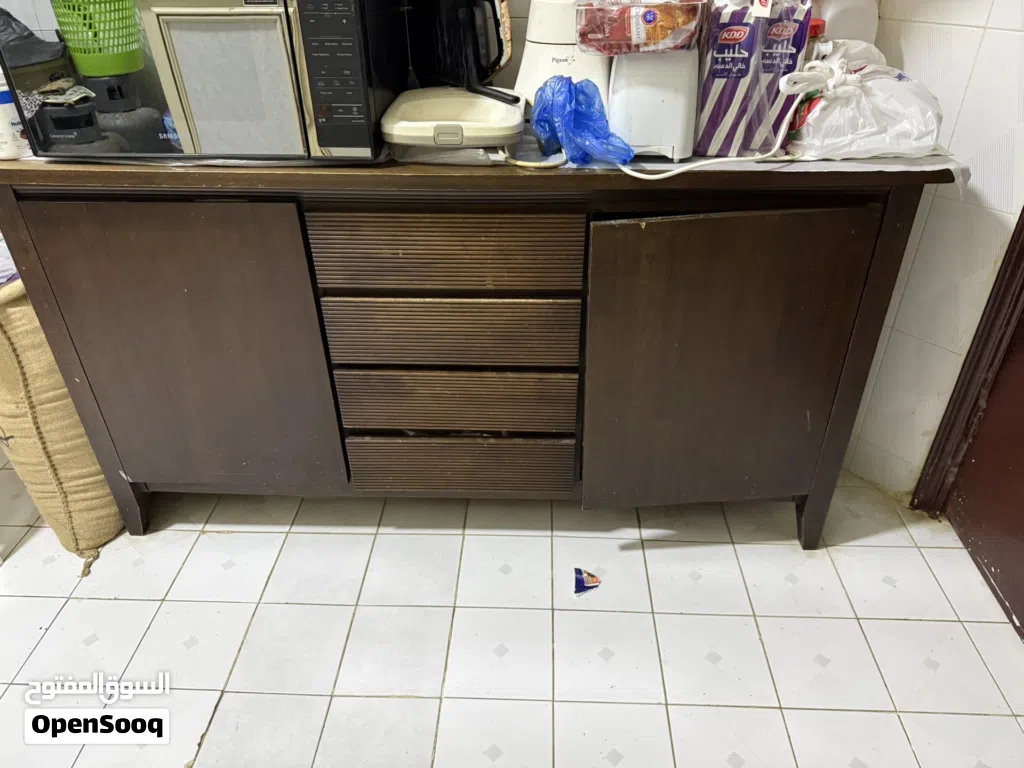 Kitchen with 3 drawers and 4 cabinets