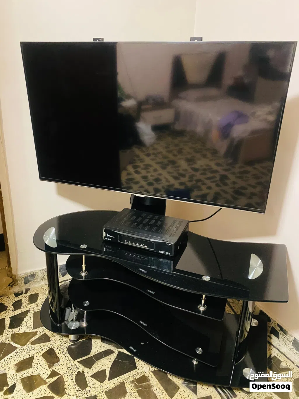 ميز تلفاز اسود