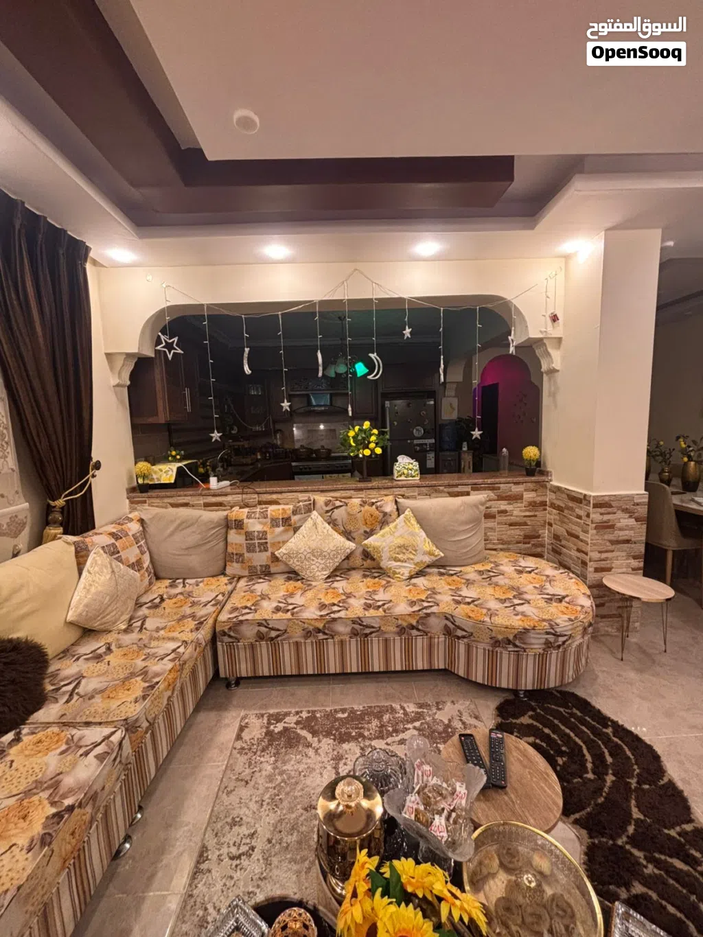 طقم كنب مع طاولاتة بسعر مغري جدا