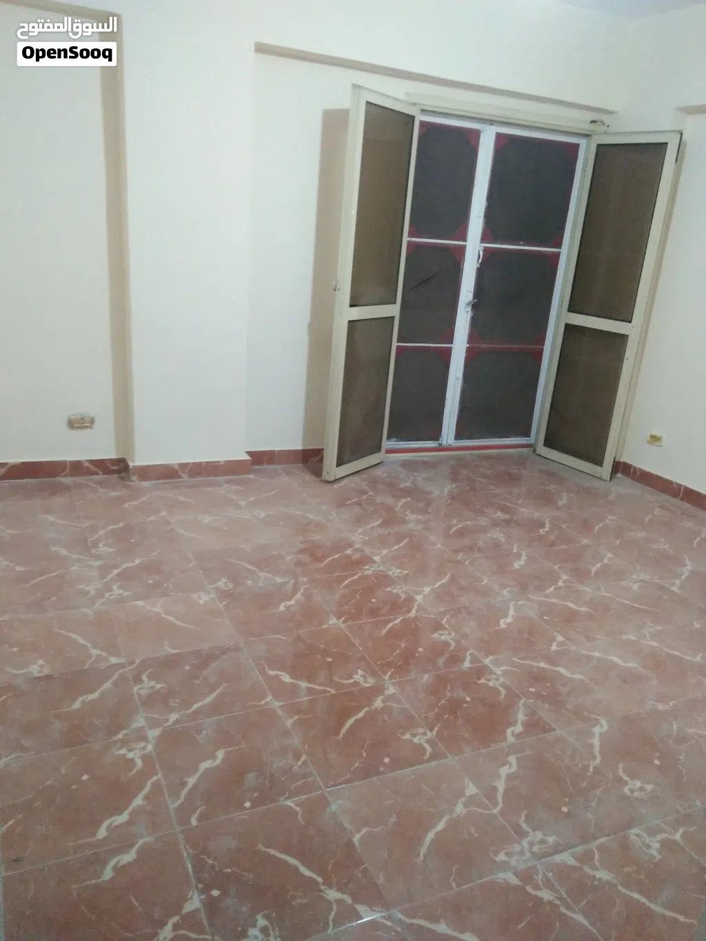 شقه ايجار جديد قرب الكليه التربيه الرياضيه فيصل