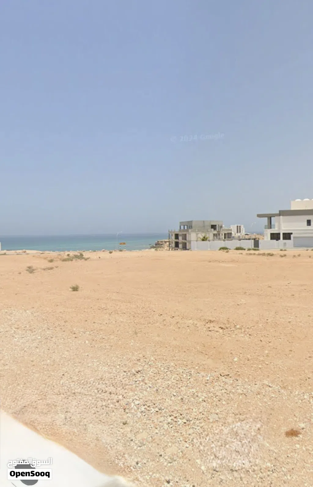 أرض مميزة قريبه من البحر مباشرة فرصــة نادرة لعشّاق الهدوء والخصوصية