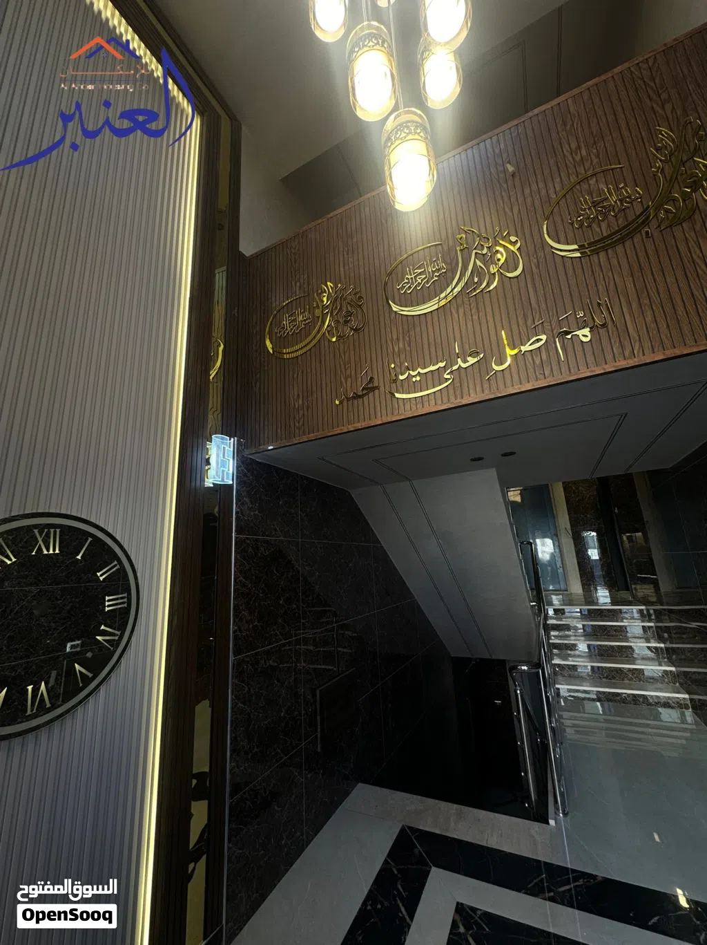 شقة ثالث مع رووف بمنطقة القصبات قرب جامعة العلوم التطبيقية مكيفات راكبة بكل الغرف ونظام طاقة شمسية