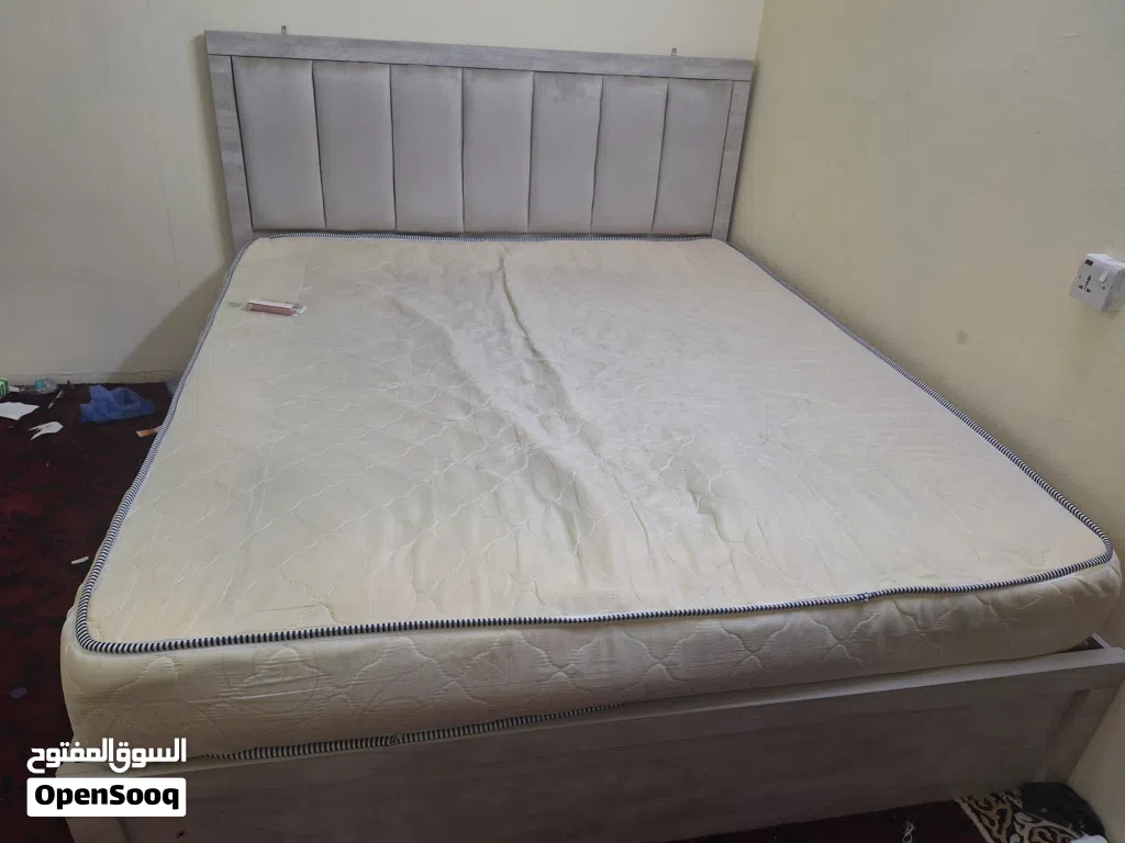 Modern King Size Bed with Comfortable Mattress for Urgent Sale