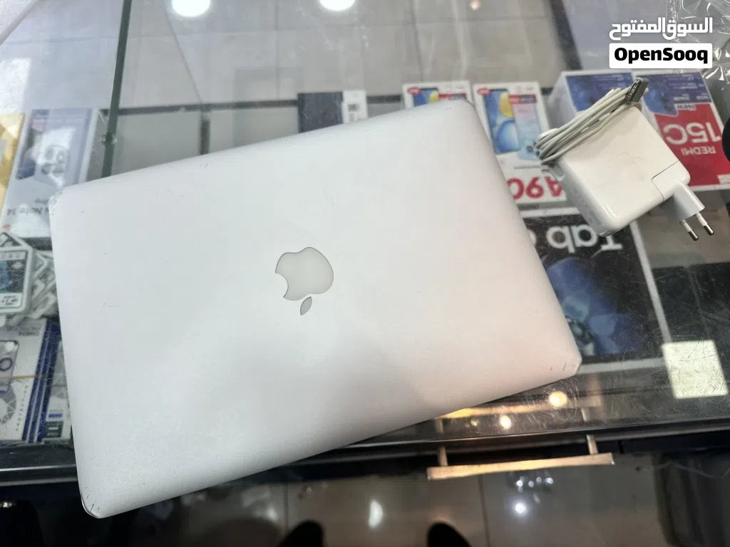 MacBook Air 2012 مع شاحن