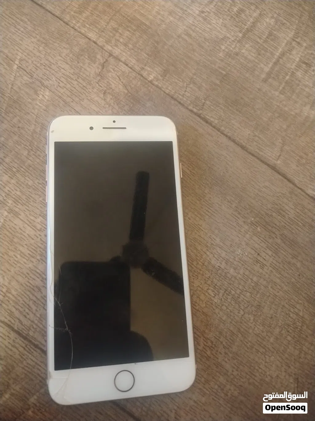 ايفون 8 بلس للبيع الجهاز نضيف بس بي فطر بالشاشة الجهاز خفيف وسلس