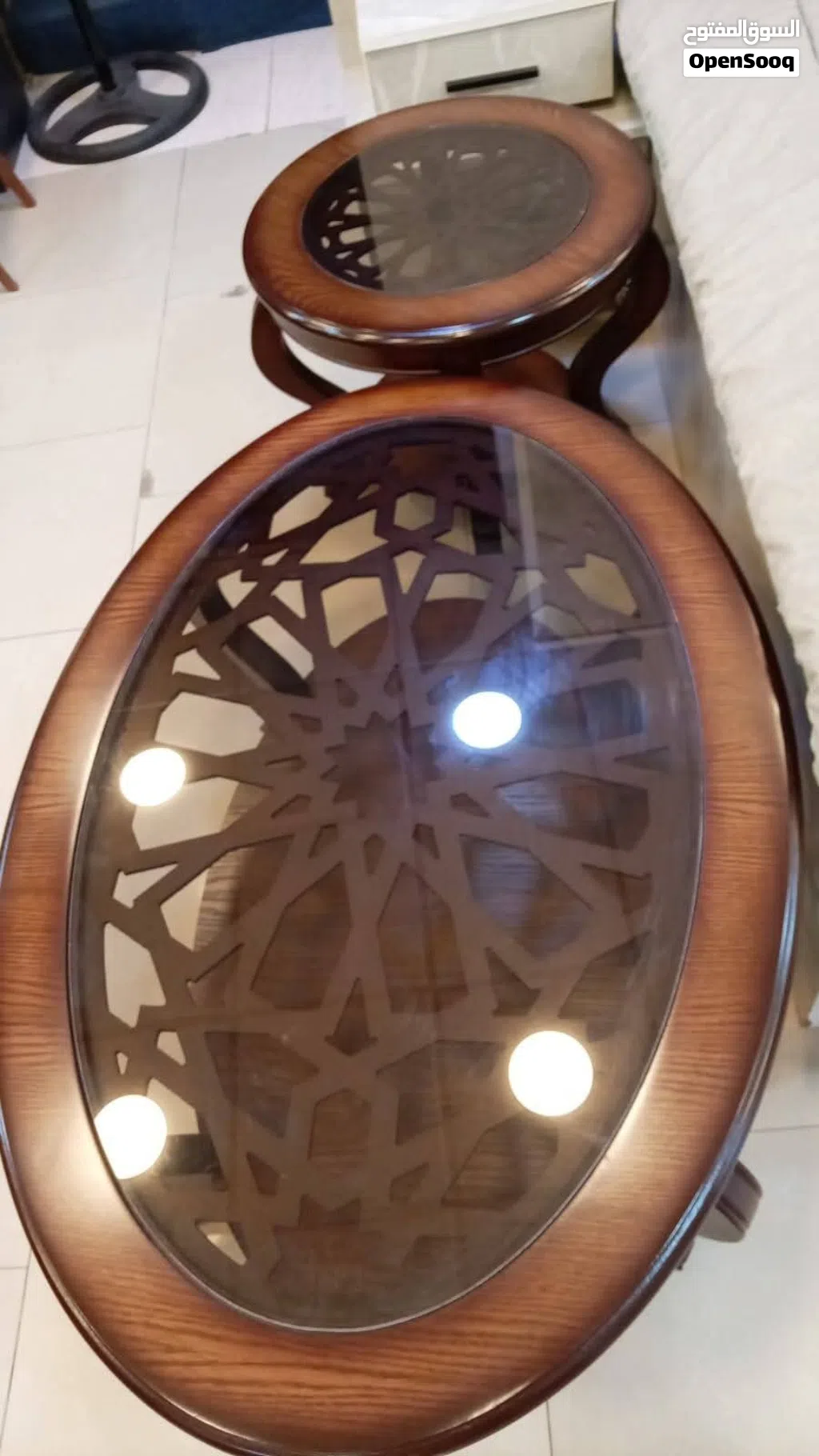 طاولات وسط خشب زان كبيرة للوسط وانتين صغار للاطراف بحاجه الى دهان بسيط لون بني