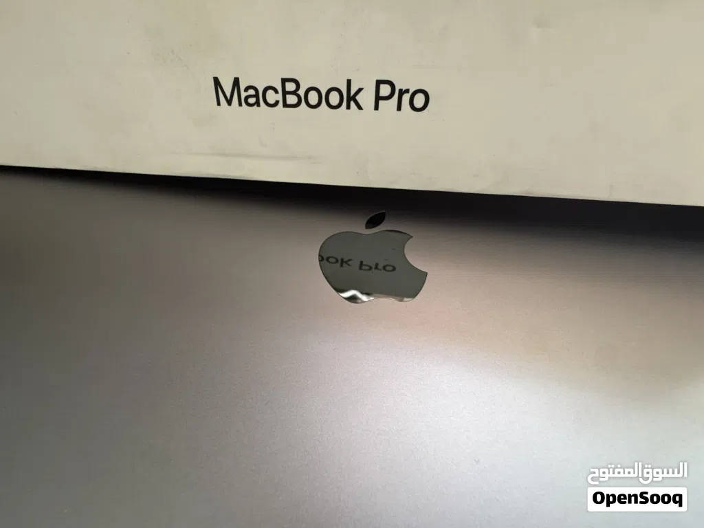 Mac book pro 2018 16 ram 15.6in
