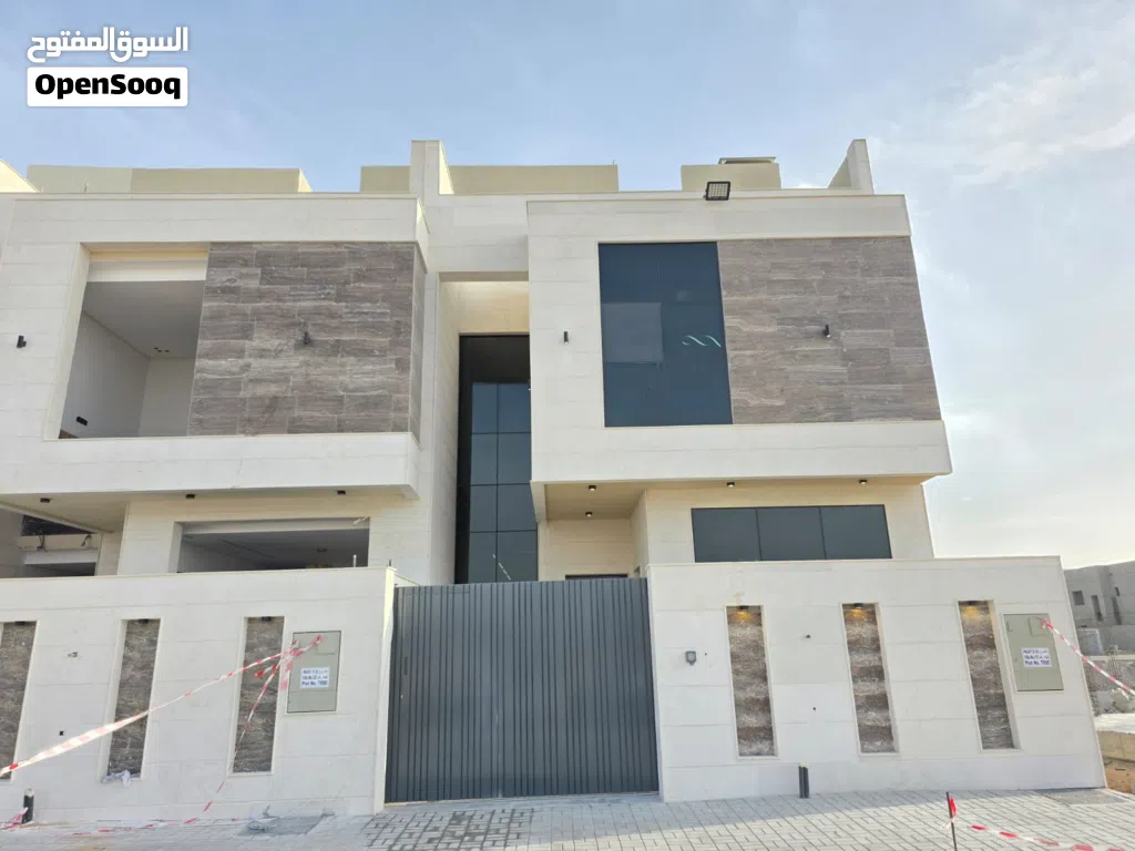 فيلا فاخرة بتصميم عصري وواجهة حجر مميزة،
