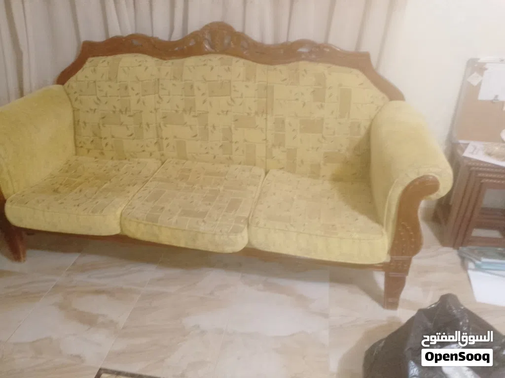 كنب بلون سكري مستعمل استعمال خفيف لمدت شهرين مع ستائر وطاولات هديه بسعر رمزي مع الفراشات والمخدرات