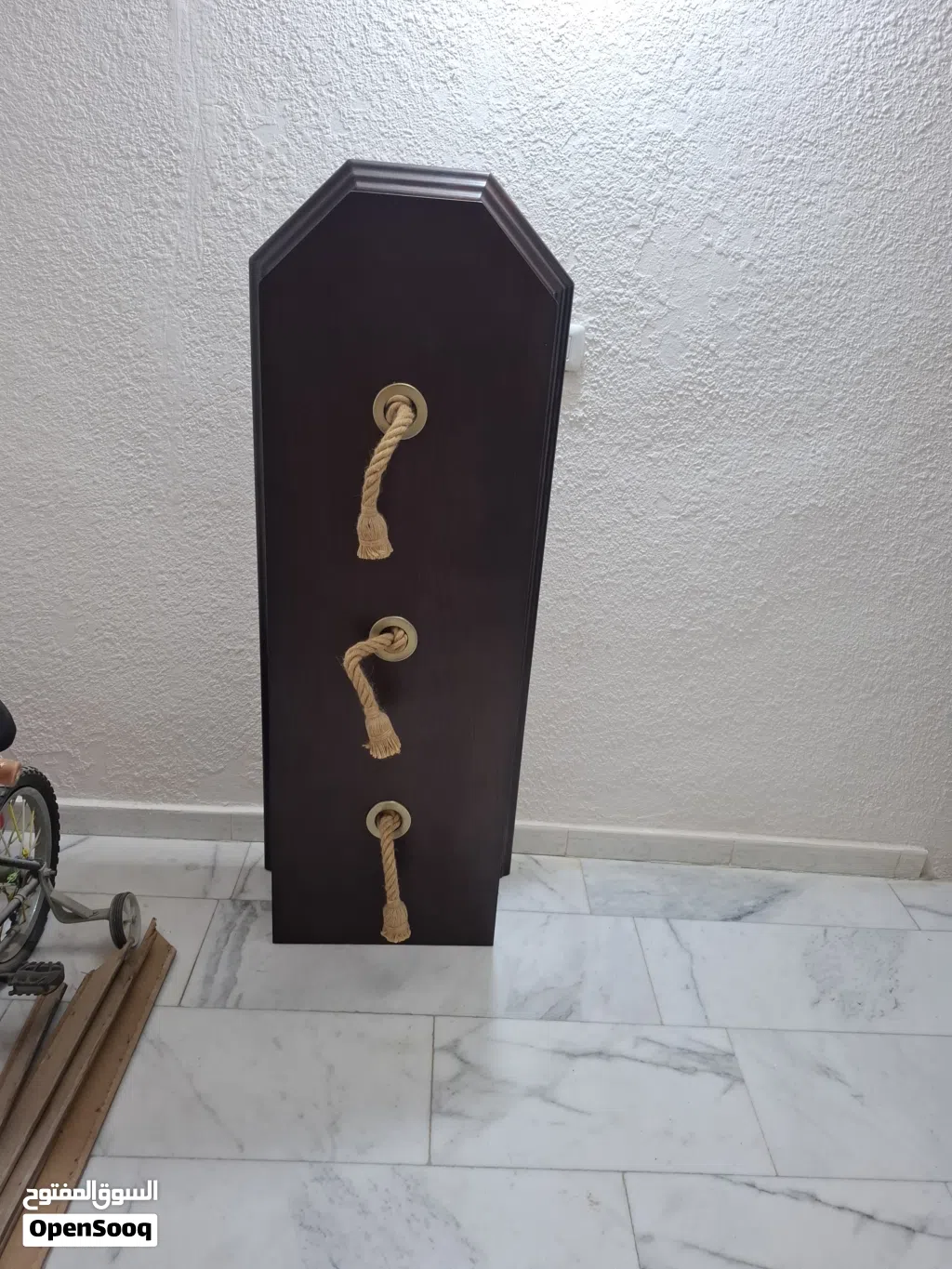 انارة مطبخ خشبية فوق طاولة الجرانيت تحتوي على ثلاث سبوتات