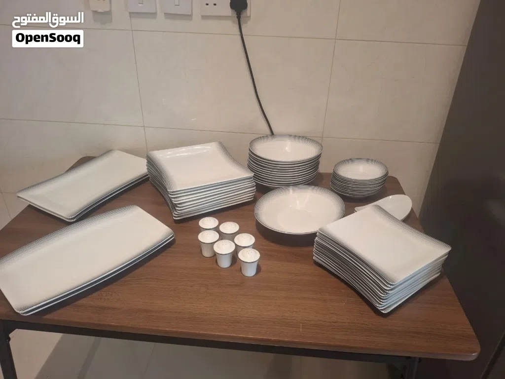 Elegant Zarin Porcelain Dinnerware Set (12-Person) – Excellent Condition