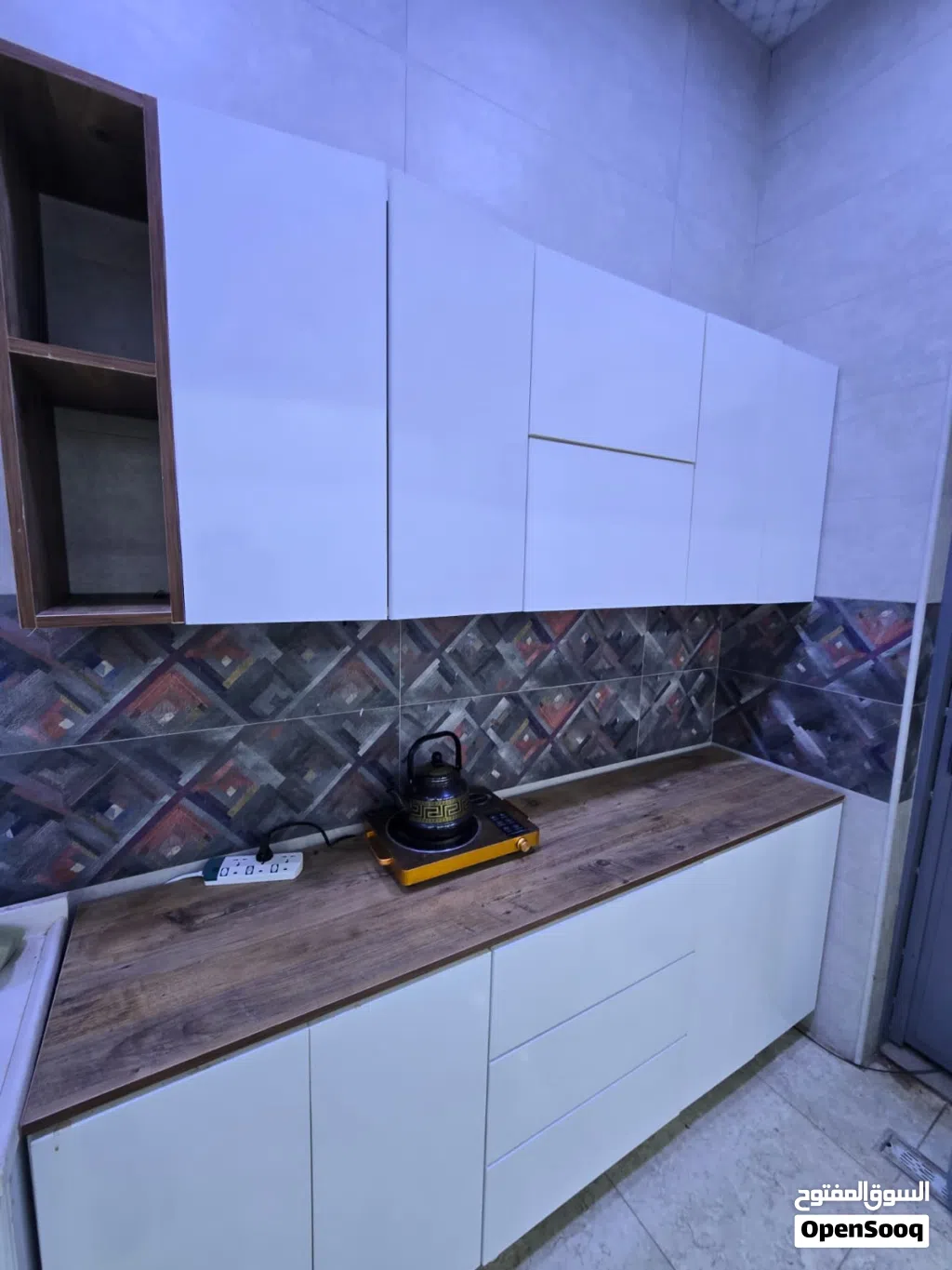 كاونتر MDF شغل ممتاز بطول 2 متر، مع سنك بطول 1 متر وخلاط درجة أولى.