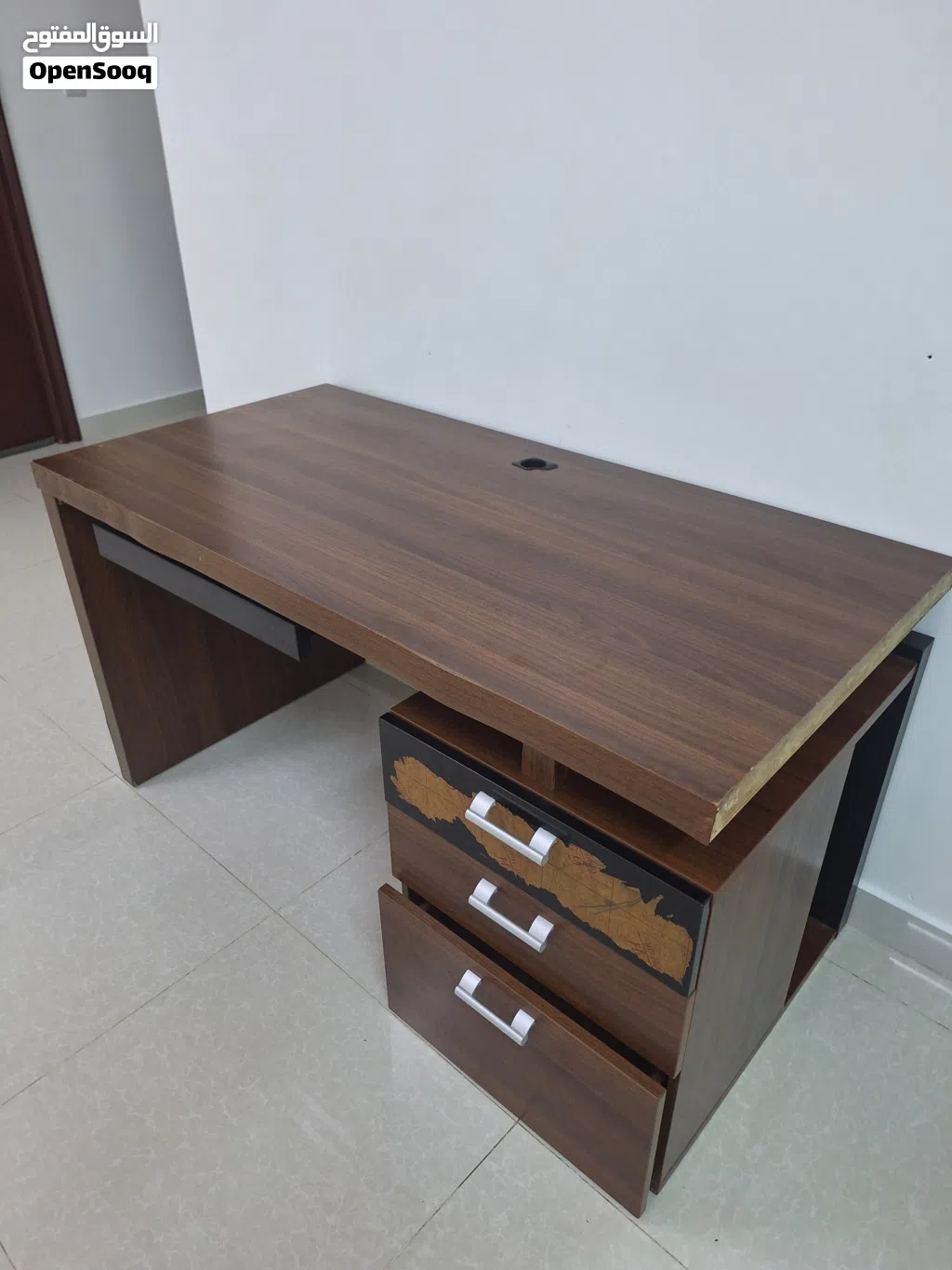 طاولة مكتبية