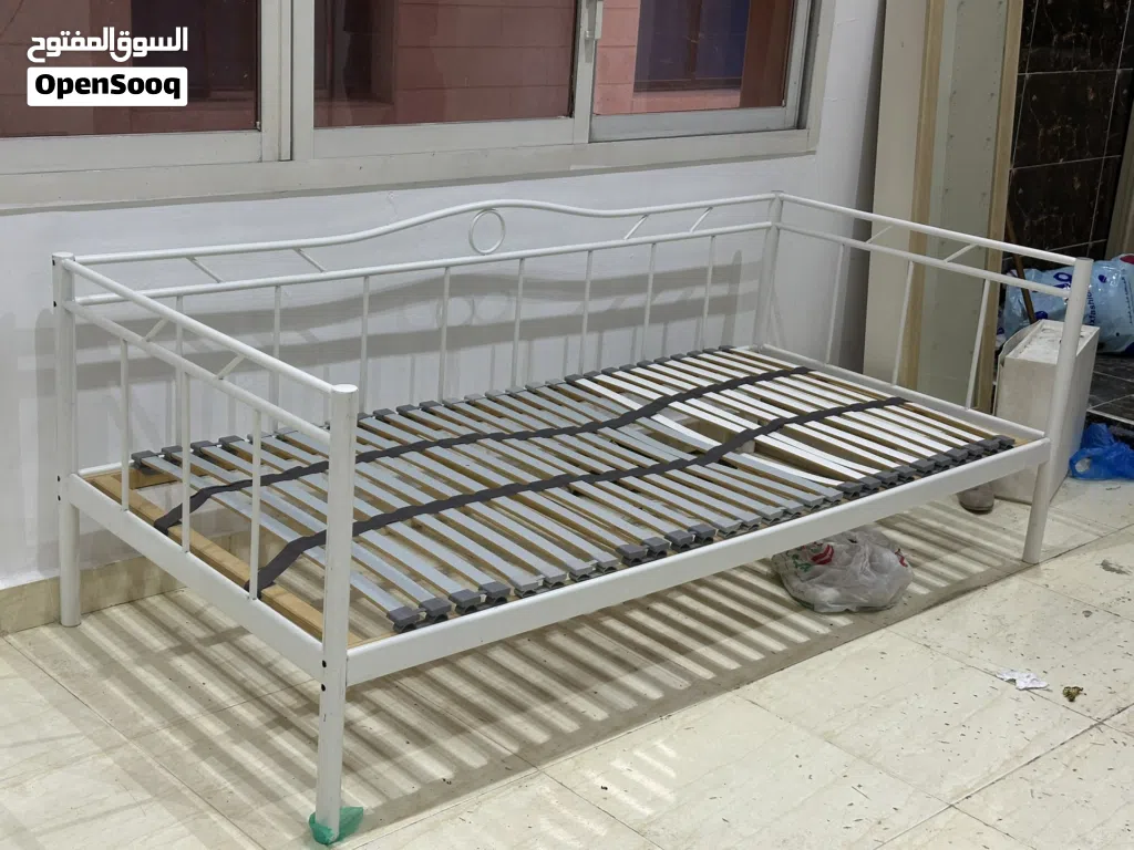 سرير حديد مستعمل بحالة جيدة من ايكيا بسعر 15 دينار رقم التواصل