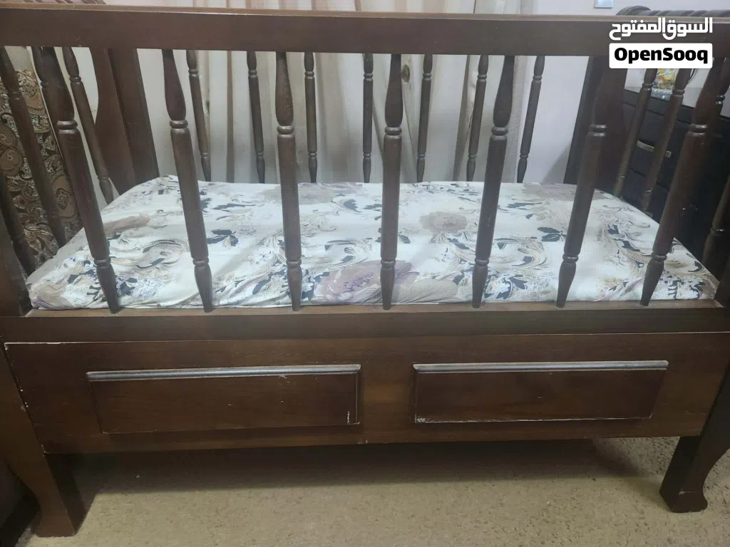 تخت بيبي خشب لاتيه مع فرشة طبيه ومخده وناموسيه