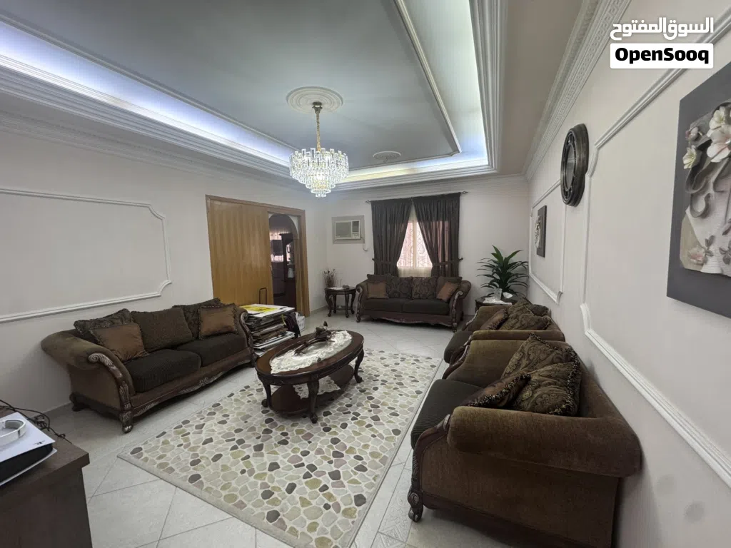 مجلس جدة طقم كنب مع ستارة سميكة وطقم طاولات