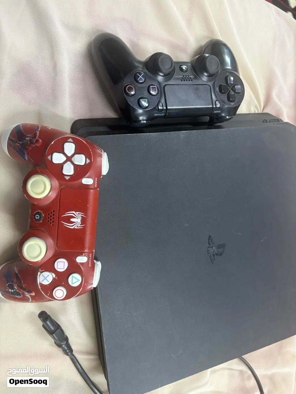 بلايستيشن 4 سليم (PS4 Slim) مع يد تحكم بتصميم سبايدرمان