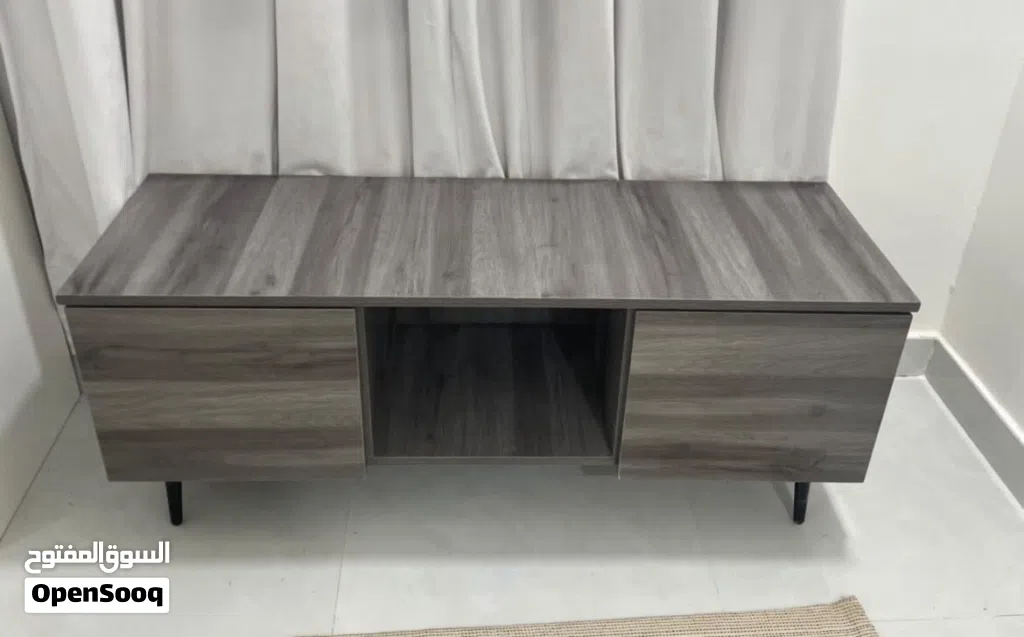 طاولة تلفزيون شبه جديدة
