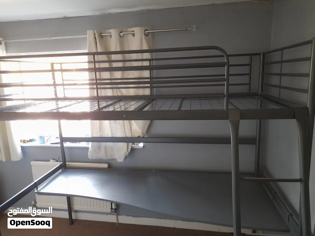 تخت مرتفع (Loft Bed) مع مكتب مدمج من ايكيا (IKEA SVÄRTA) بحالة ممتازة