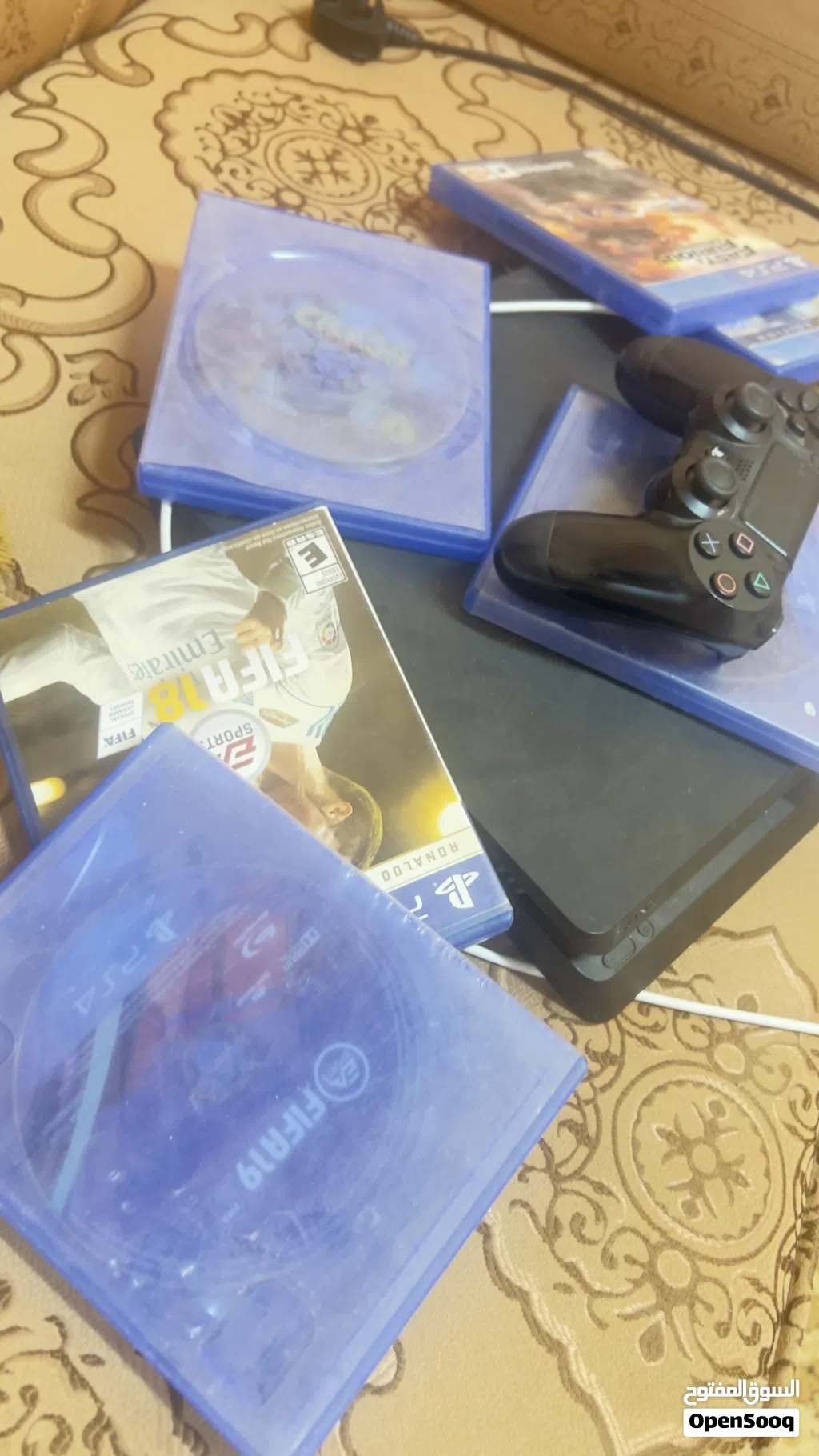 بلاستيشن 4 سليم مساحته 800 جيجا بايت م يشكي من شي وفيه كم سيدي شغالات كلهم ويد وحده لكن اصليه