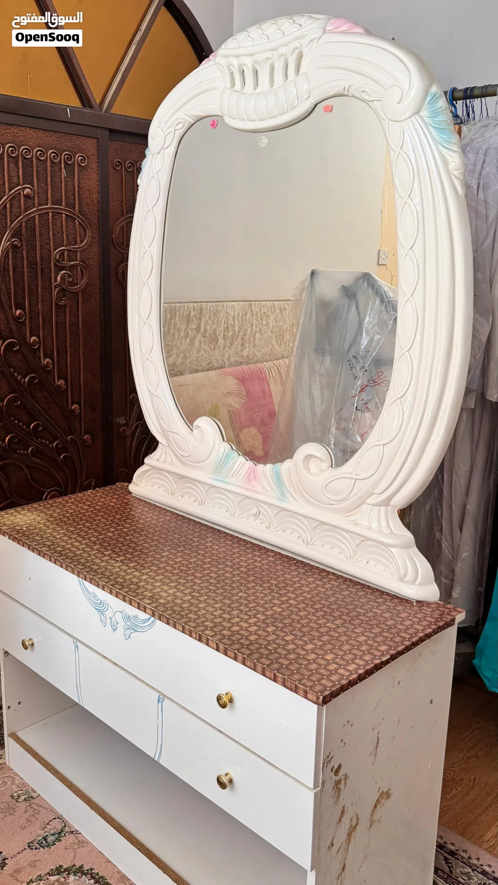 طاولة تسريحة مستعملة حسب الصورة بقيمة 10ريال