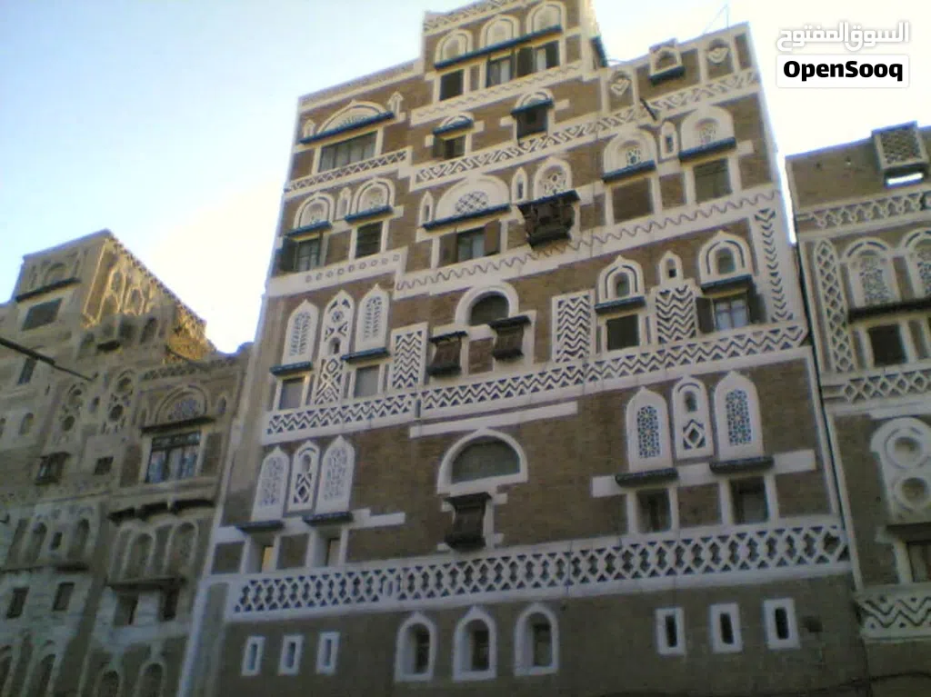 عمارة سكنية و محلين تجارين يصلحين للصرافة او بيع الذهب او بقالة كبيرة او محلات و من 6 ادوار