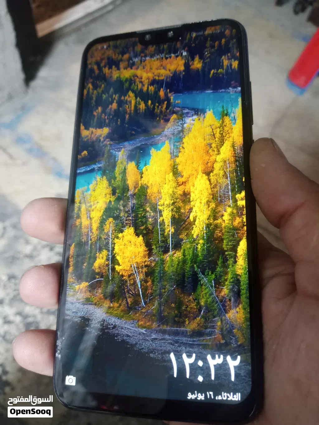 Huawei Y8s كسر خفيف طرف الشاشه صغير جدا ومش مأثر على اشي ما في داعي تغيرها