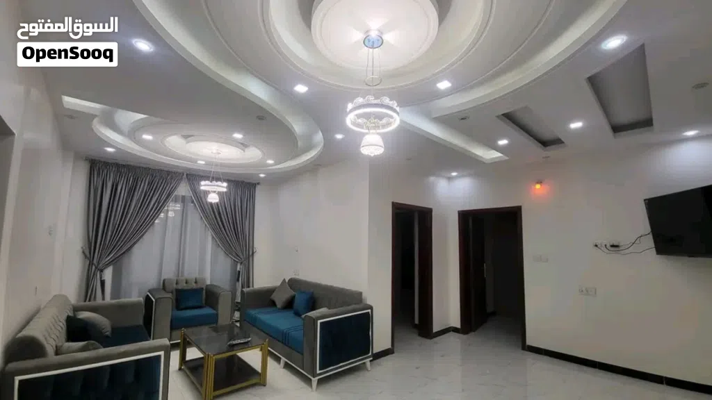 شق مفروشه ملكيه في ارقى احياء صنعاء الاصبحي 4 غرف و3 حمامات فخمه جدا فيها كل الخدمات وقريب الشارع .