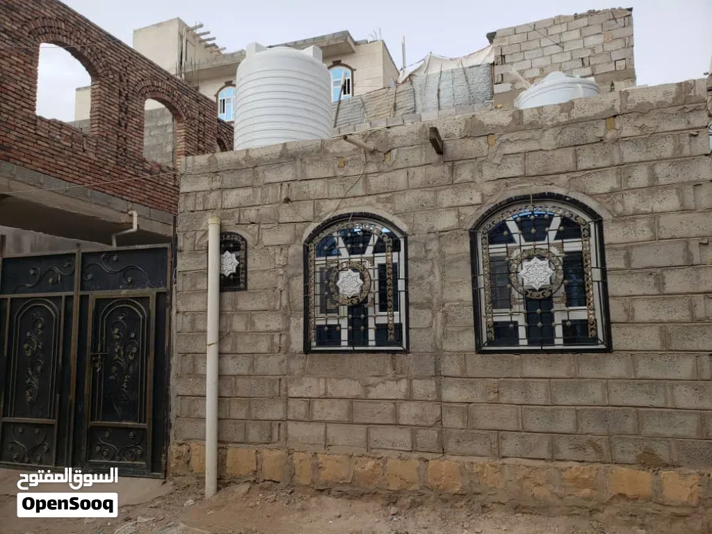 للبيع عرطه بيت شعبي لبنتين الا ربع حر على شارعين شارع 3 وشارع 6 فيه غرفتين وحمامين ومطبخ وصاله وحوش