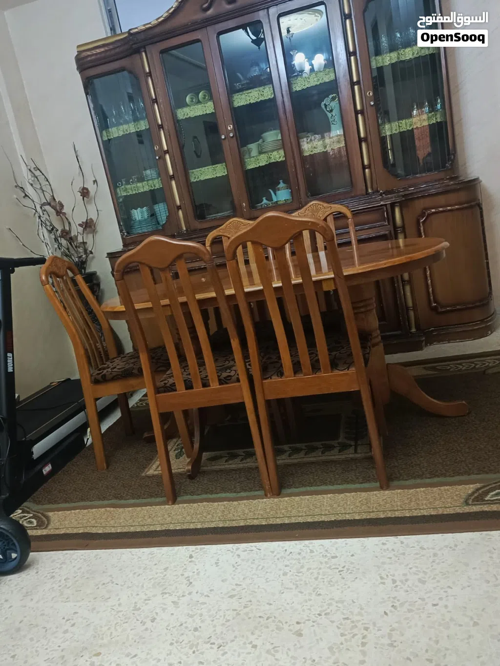 طاولة سفرة مع خمس كراسي
