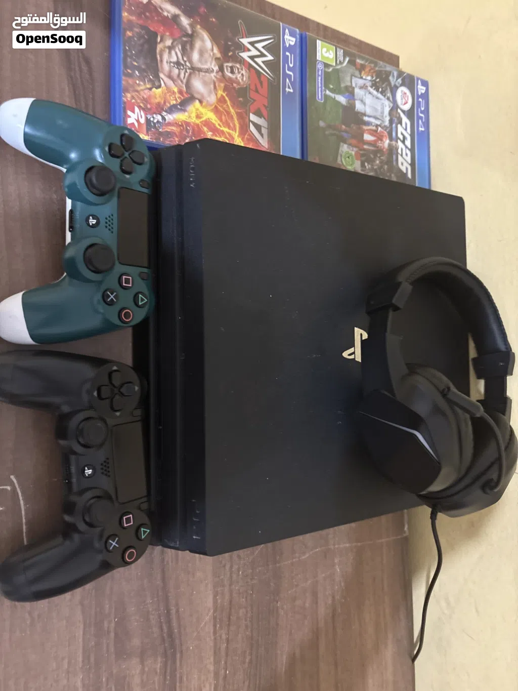 PlayStation 4pro / جهاز بليستيشن 4 pro مع يده مو مصلح مع لعبتين يده اصليه مش مفتوحه