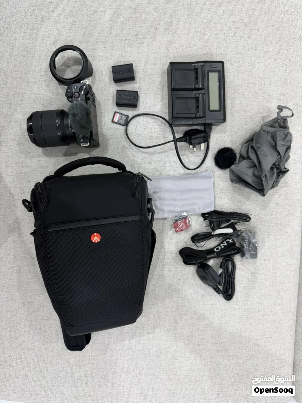 كاميرا Sony ZV-E10 مع عدسة 28-70mm وملحقات كاملة بيعة مستعجلة