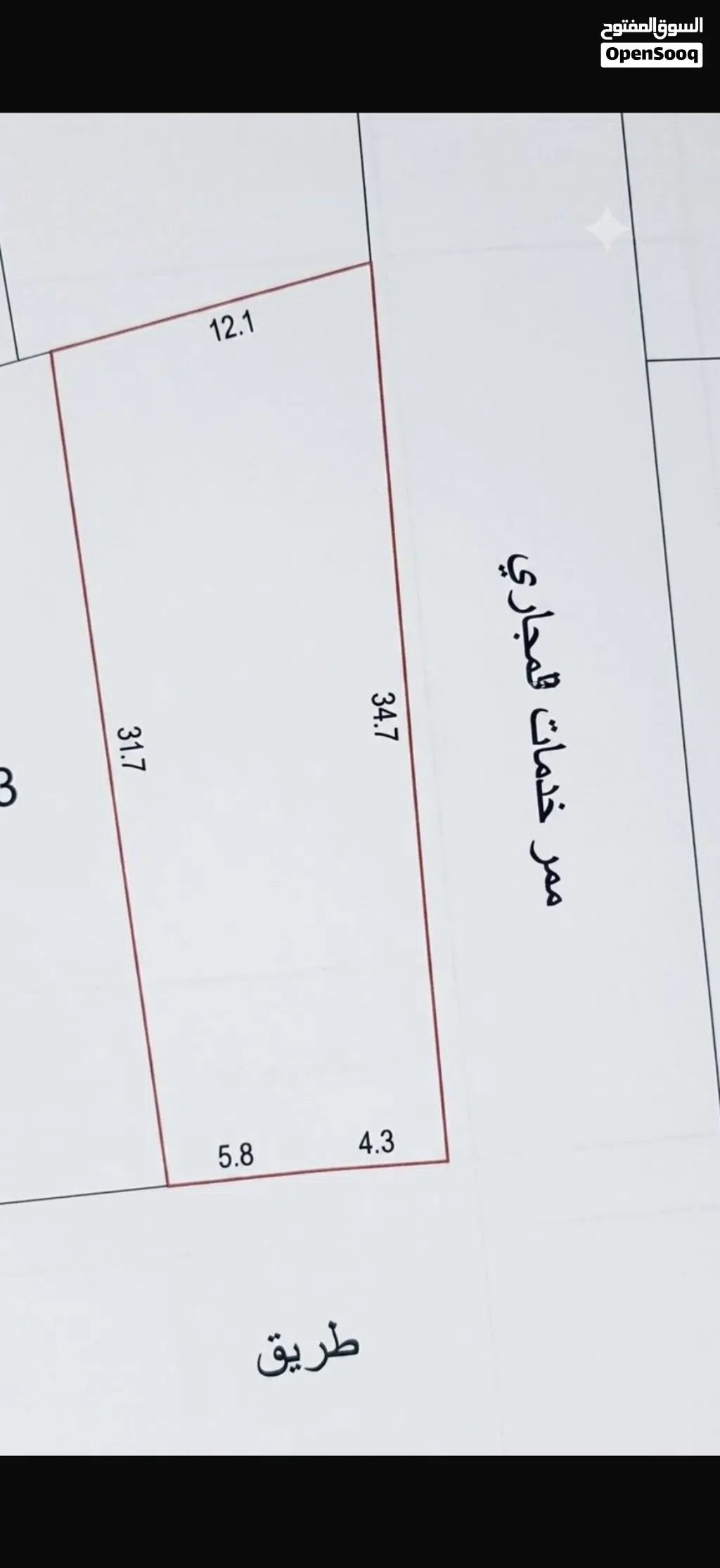 الارض للبيع على زاويه طريق و ممر . واجهه الارض 11 متر تقريبا و طولها 34 متر