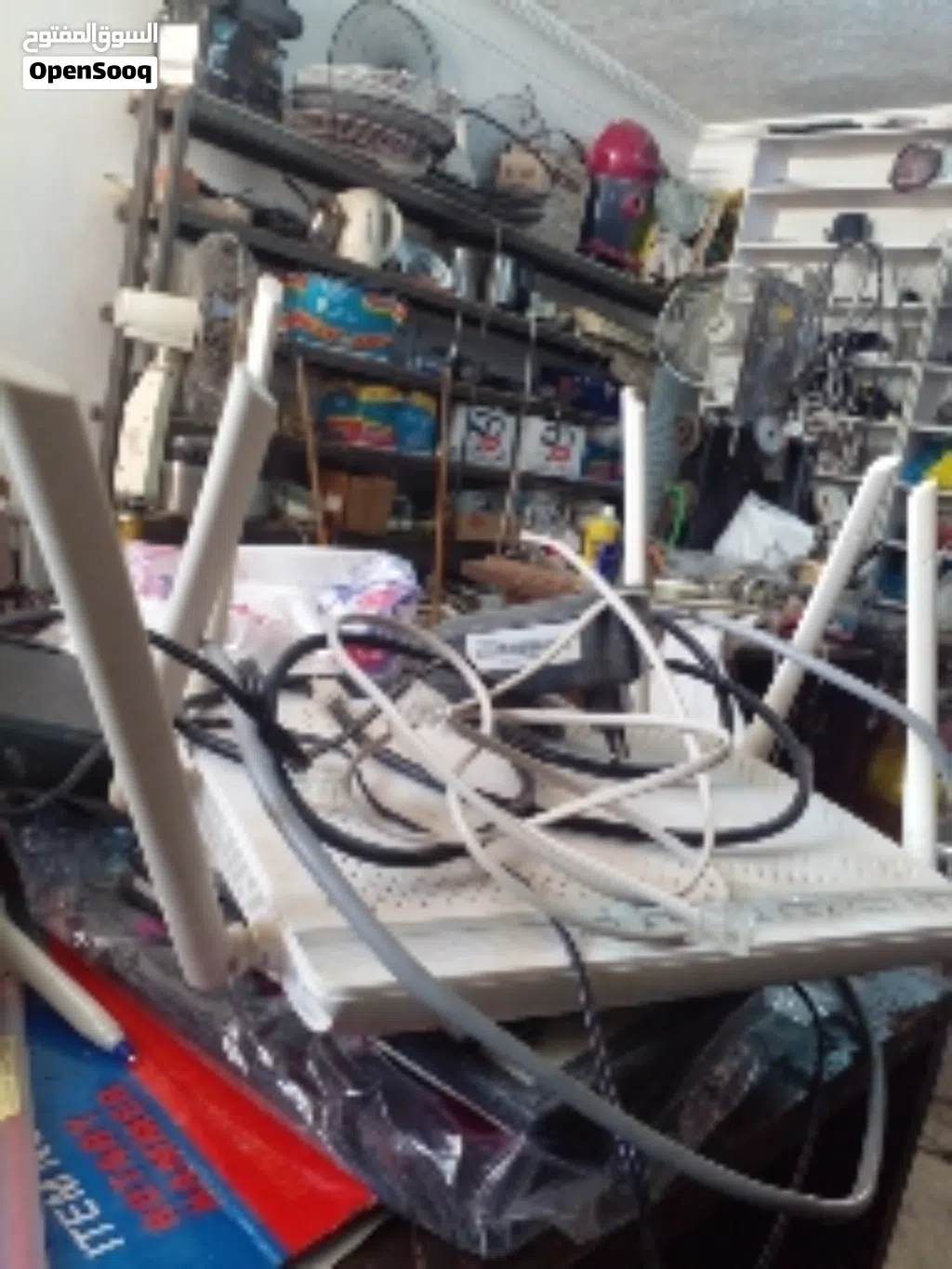 مودم راوتر مع جميع أغراضه وأسلاكه