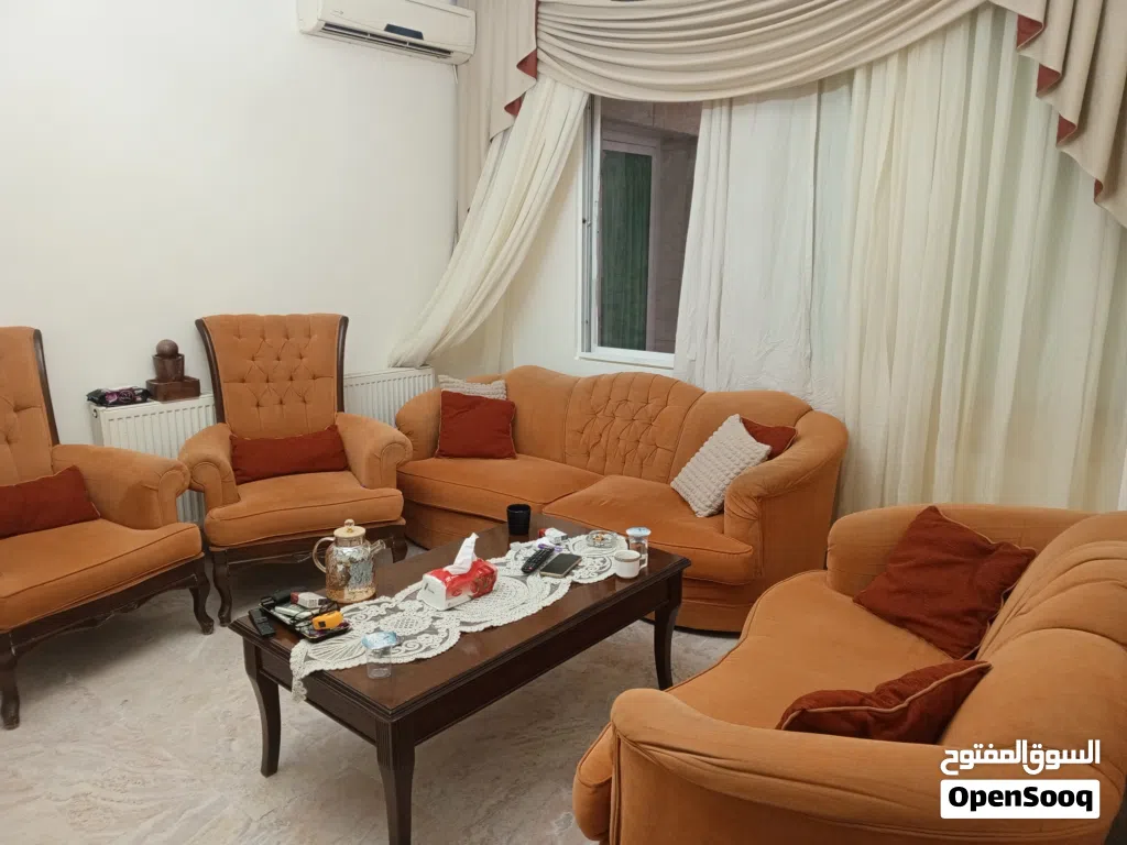 طقم كنب مستعمل للبيع خشبه ممتاز