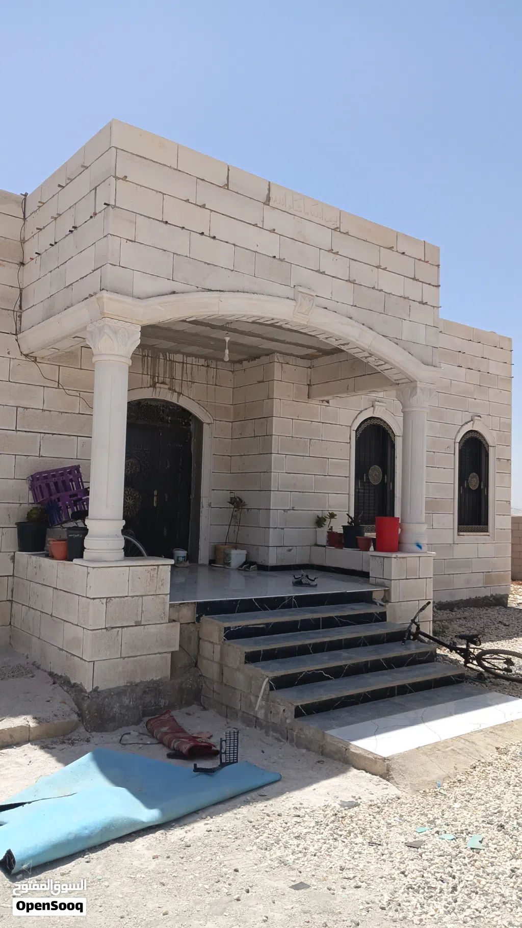 بيت للبيع بسعر مغري الموقع الهاشميه الهرشه مساحة البناء180متر الأرض نصف دلم