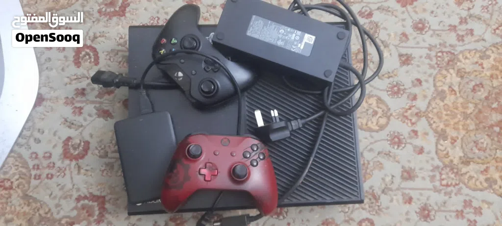 للبيع جهاز إكس بوكس ون (Xbox One) بحالة ممتازة Xbox One Gaming Bundle - 1.5 TB 2 Controllers