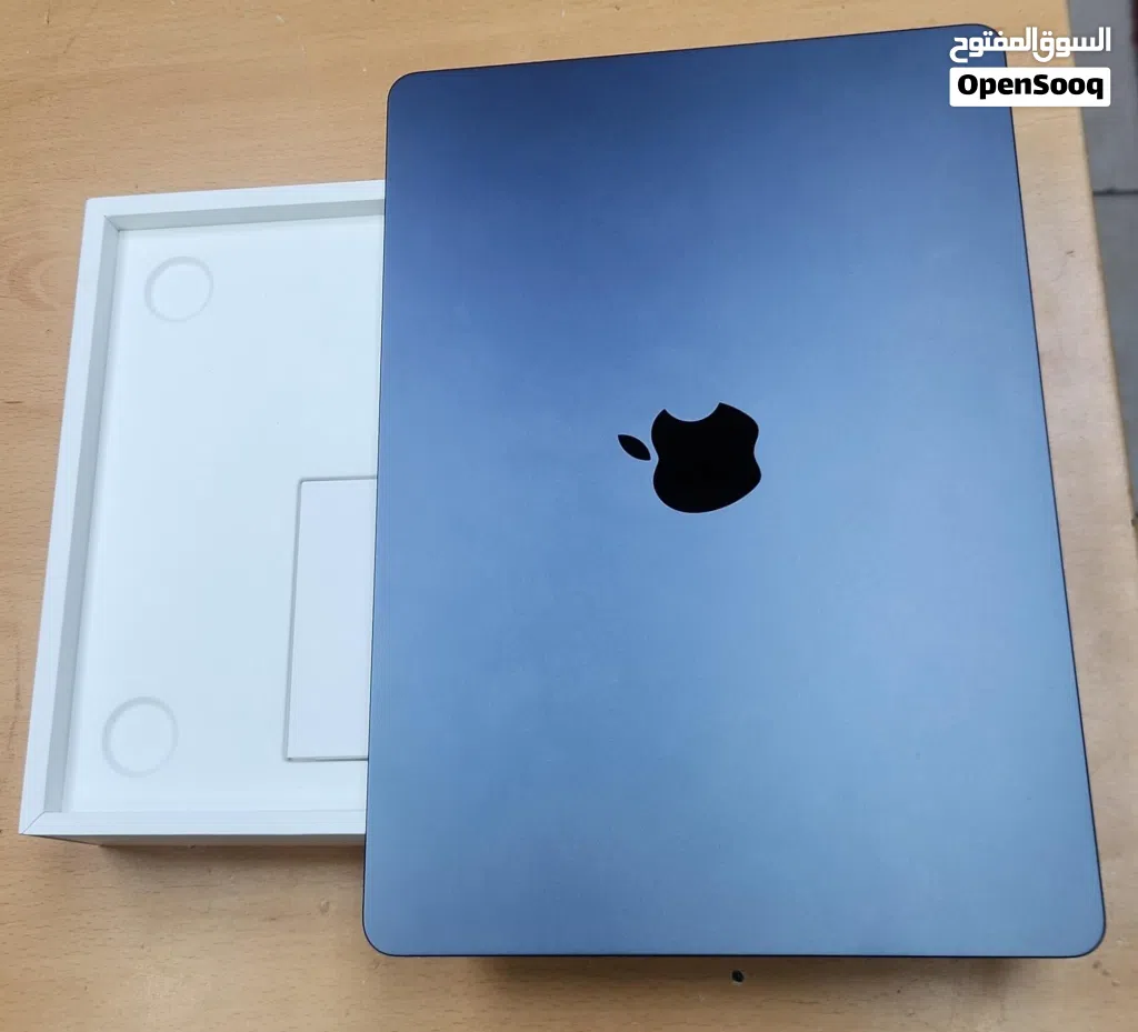 للبيع MacBook air m4/13inch/256GB ssd/16ram/ لون سماء الليل كالجديد مع الكرتون