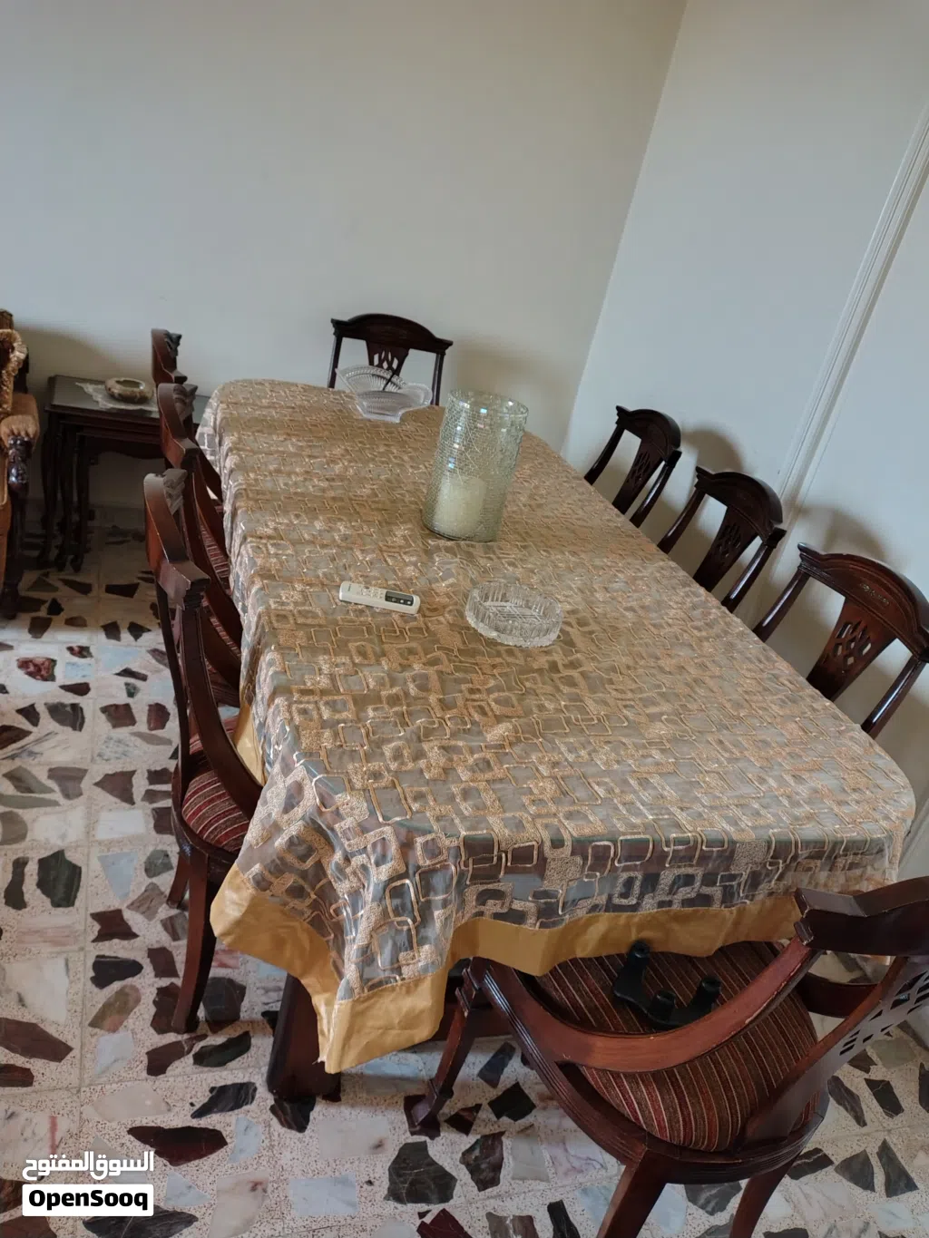 طاولة سفرة مع 8 كراسي. خشب جوز