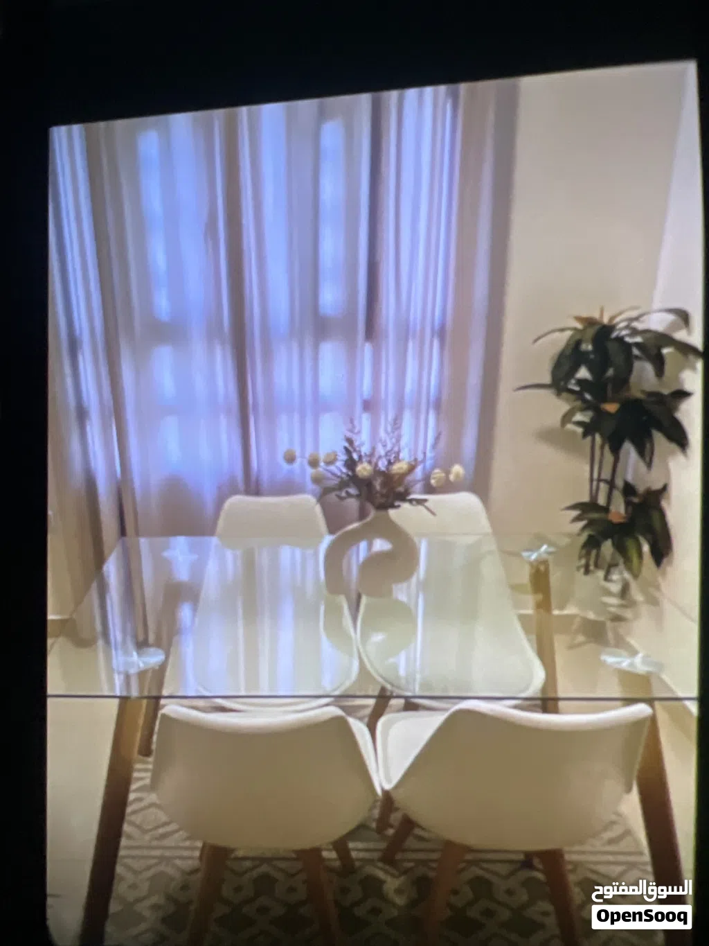 طاوله طعام زجاجيه مع الكراسي للبيع